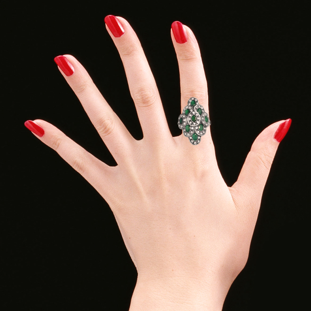 https://www.goldiam.easystockhosting.com/sites/default/files/150_hand_whitegold_emerald.jpg