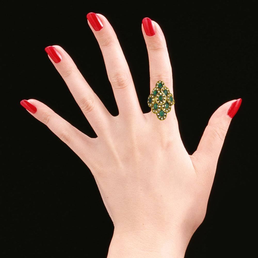 https://www.goldiam.easystockhosting.com/sites/default/files/150_hand_yellowgold_emerald.jpg