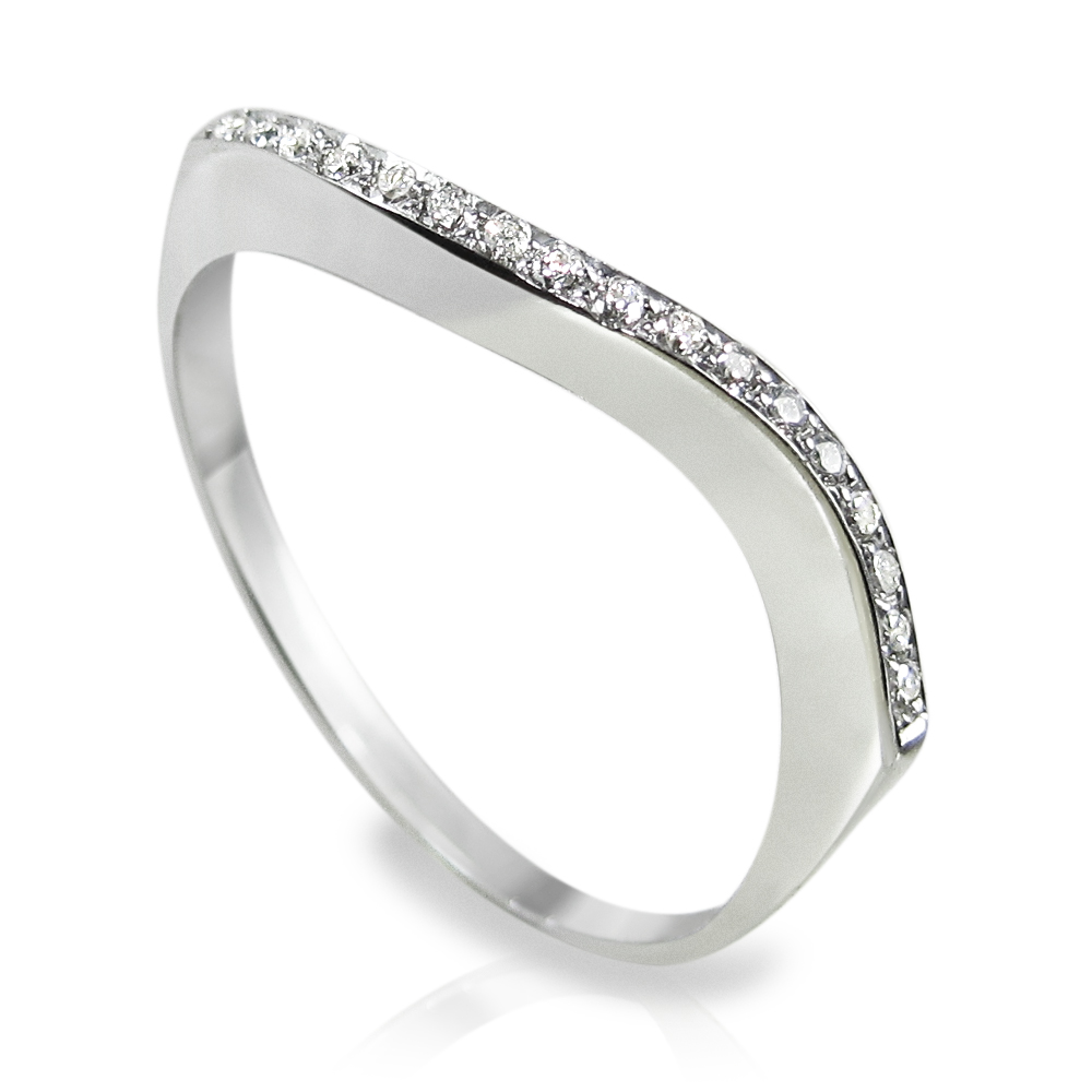 טבעת בעיצוב עדין עם עיקול יפה ומיוחד משובץ שורת יהלומים