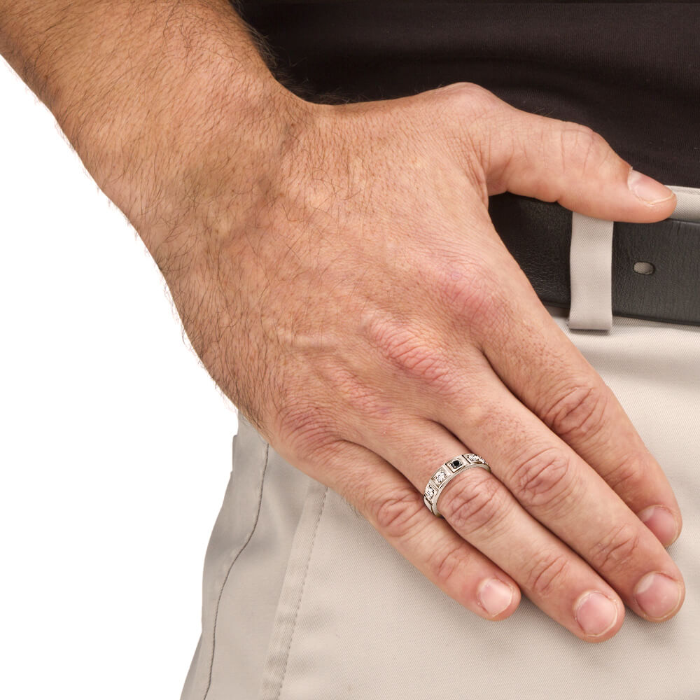https://www.goldiam.easystockhosting.com/en/sites/default/files/CGT-193953_hand_men_2.jpg