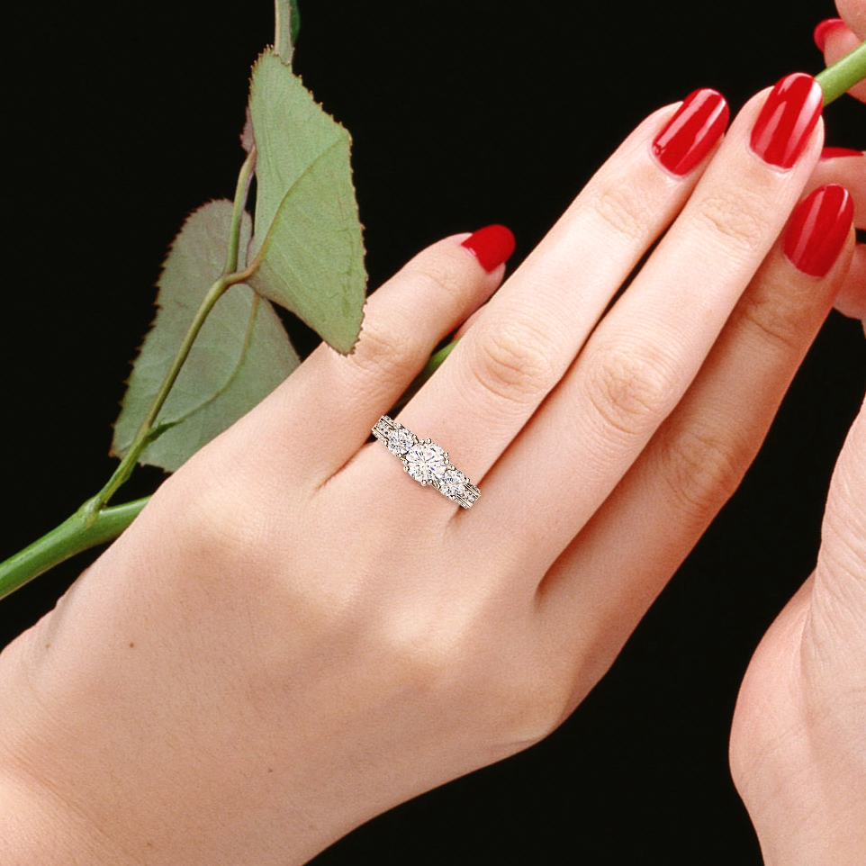 https://www.goldiam.easystockhosting.com/sites/default/files/D39055-2T_ringfinger_whitegold.jpg