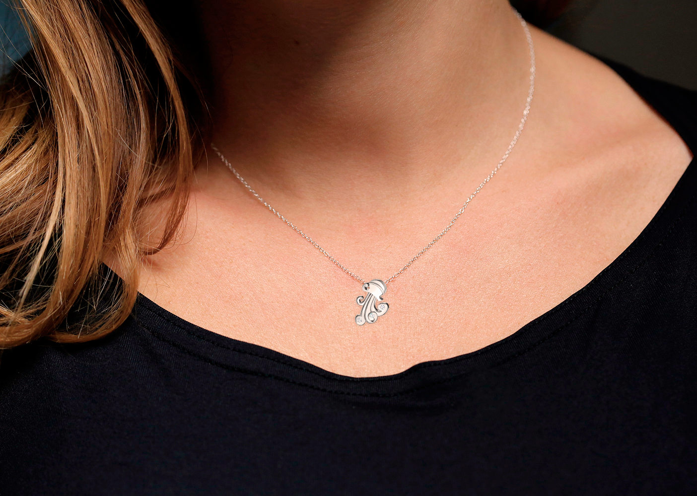 https://www.goldiam.easystockhosting.com/sites/default/files/J34044-0-Aquarius_neck_silver.jpg