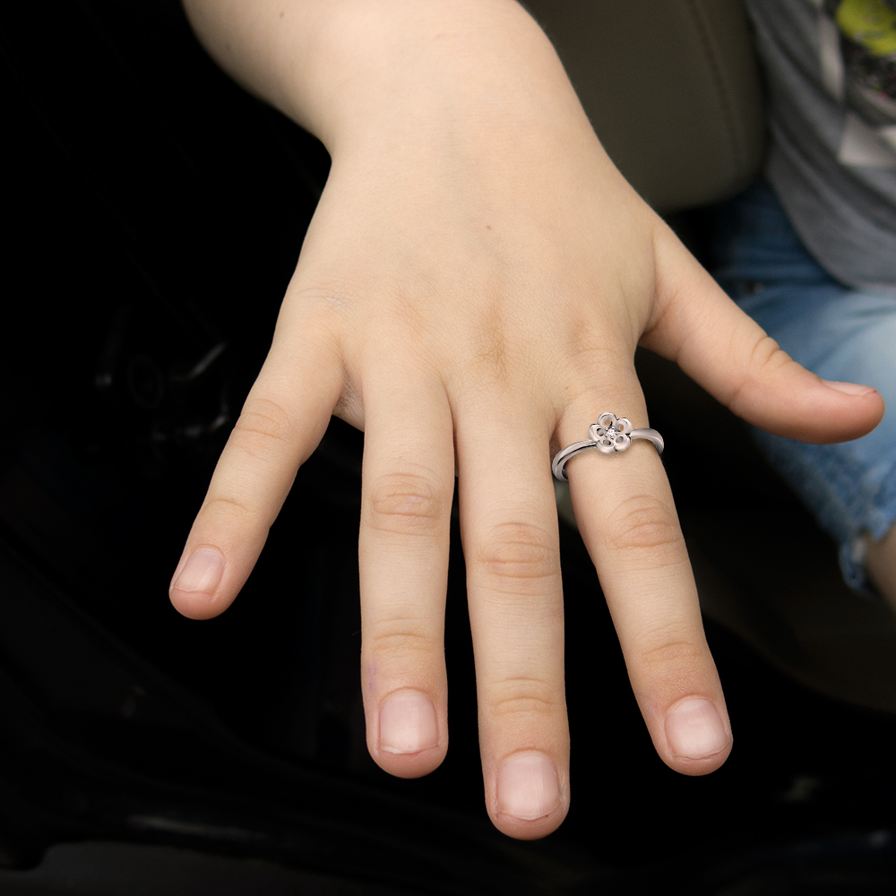 https://www.goldiam.easystockhosting.com/en/sites/default/files/R42426-1_A_hand_girl1.jpg
