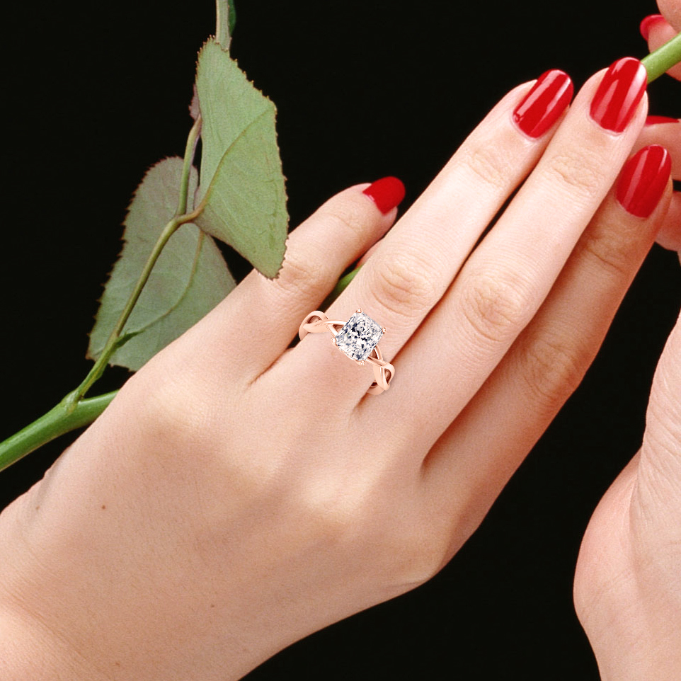 https://www.goldiam.easystockhosting.com/en/sites/default/files/T12524-Radiant_ringfinger2.jpg